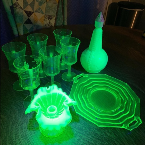 Uranium glass platter, vintage Jenkins glass - Picture 7 of 7